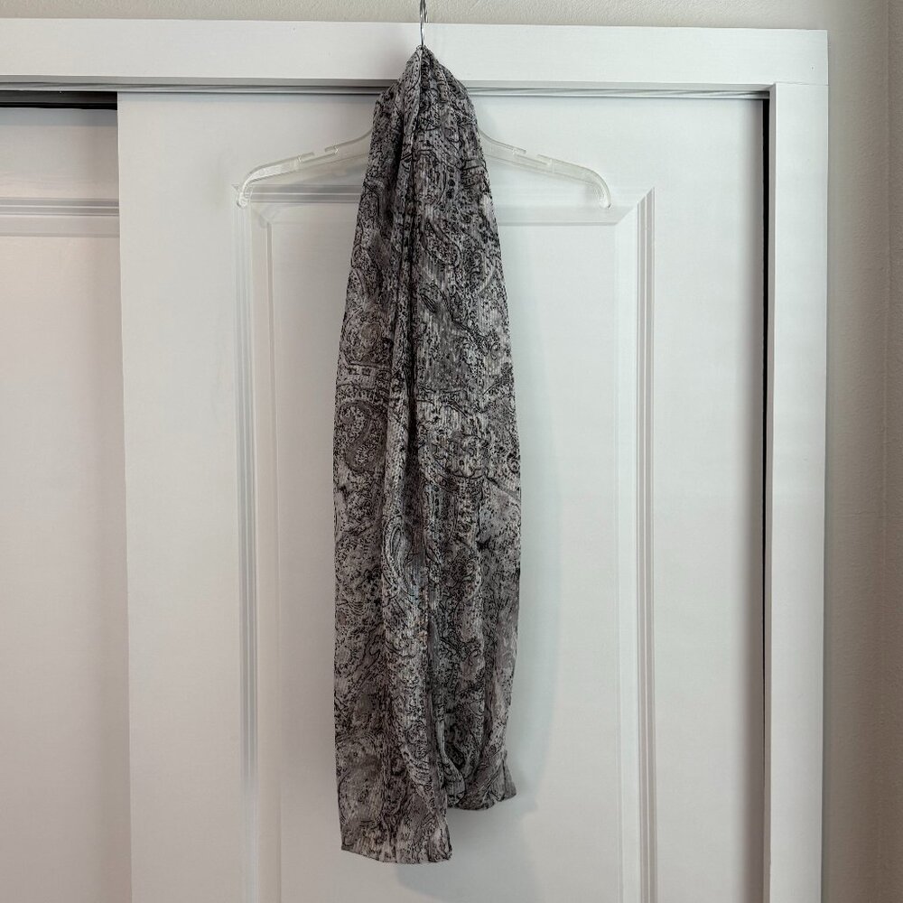 White and Black Infinity Scarf NWT New With Tags Collection Eighteen